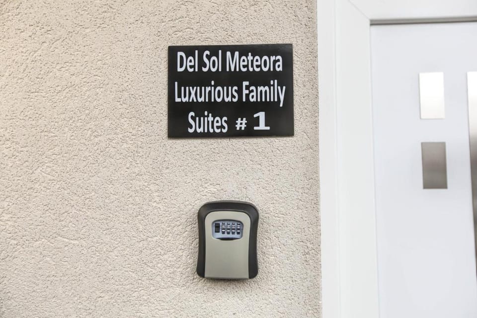 Del Sol #1 Meteora Luxurious Family Suites Apartment in Kalabaka