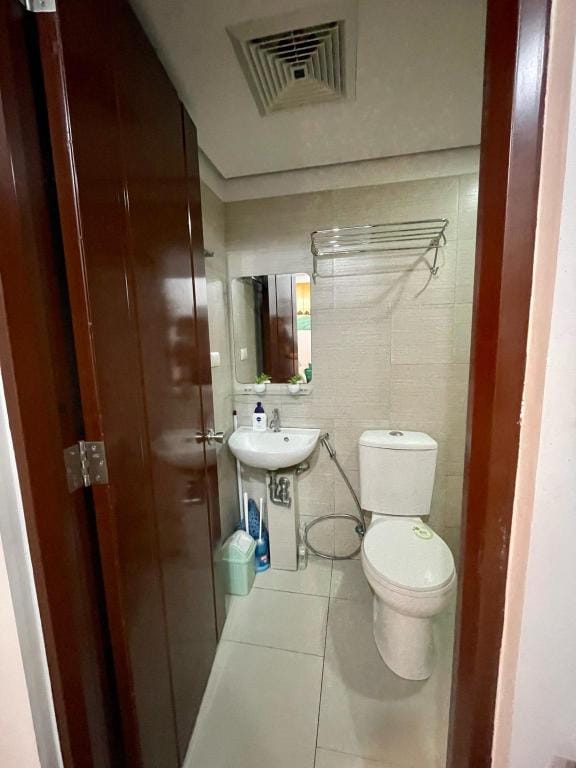 Affordable staycation in Alabang  with pool access Apartment in Muntinlupa