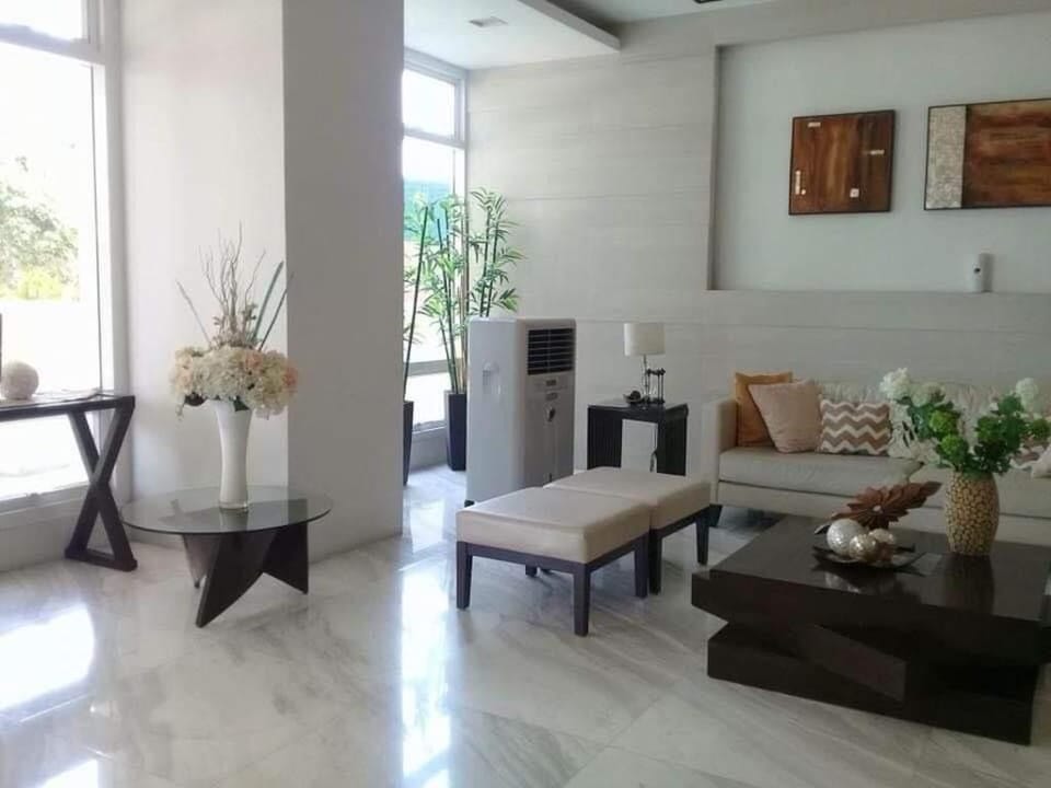 Affordable staycation in Alabang  with pool access Apartment in Muntinlupa