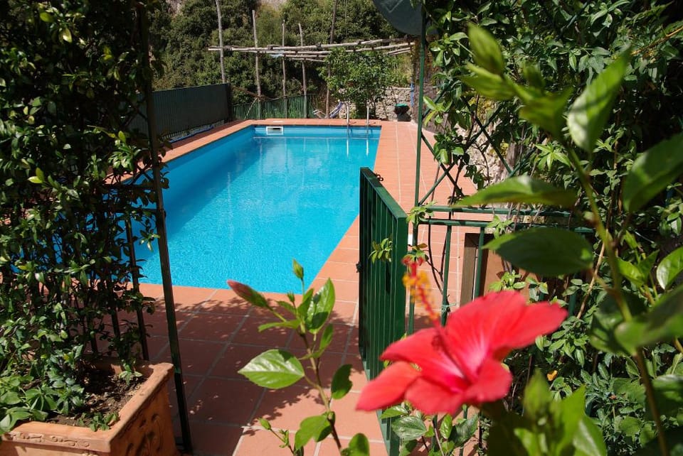 Unique, waterfront Villa la Madonnina for 6, waterfront, pool, parking Villa in Furore