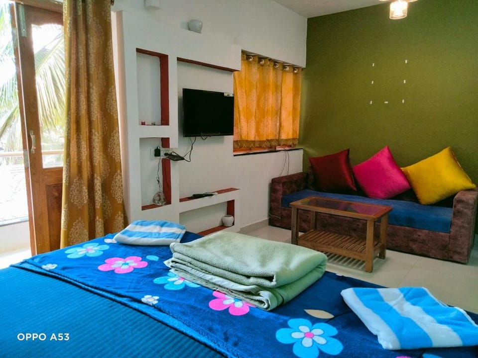 Golden 4bhk villa with pool Villa in Calangute