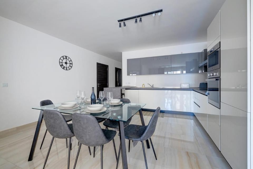 Chic 2BR Apartment, Ideal Location by Buena Vista Apartment in Malta
