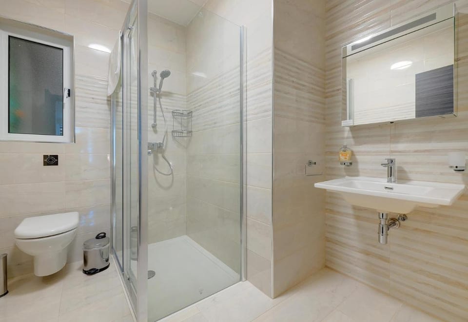 Chic 2BR Apartment, Ideal Location by Buena Vista Apartment in Malta