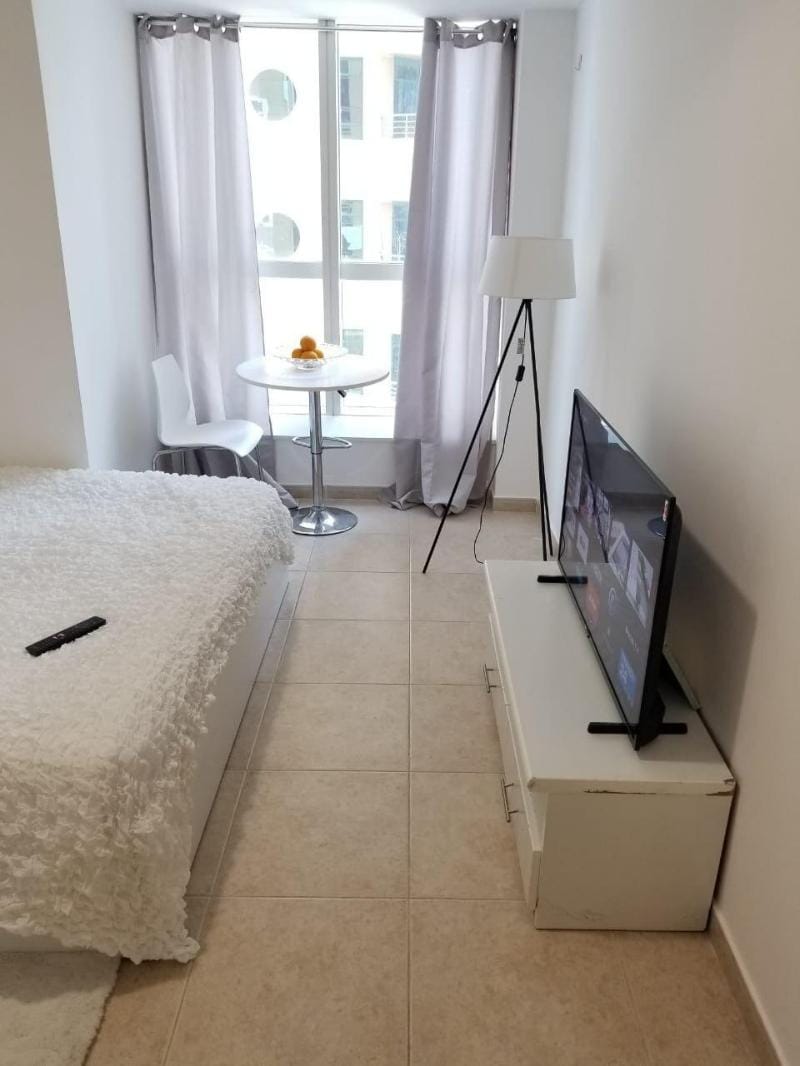 Stunning Room with Sea View next to Barasti Beach Apartment in Dubai