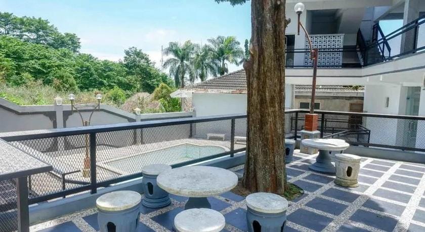 RedDoorz Plus near Taman Rekreasi Selecta 2 Hotel in East Java
