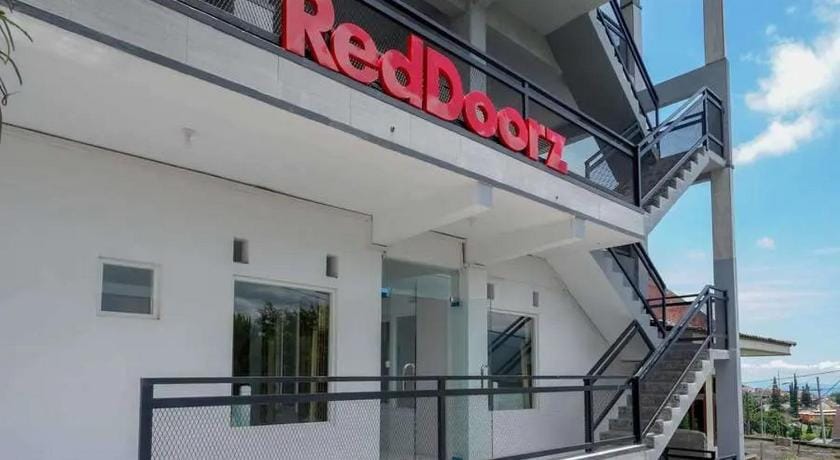 RedDoorz Plus near Taman Rekreasi Selecta 2 Hotel in East Java