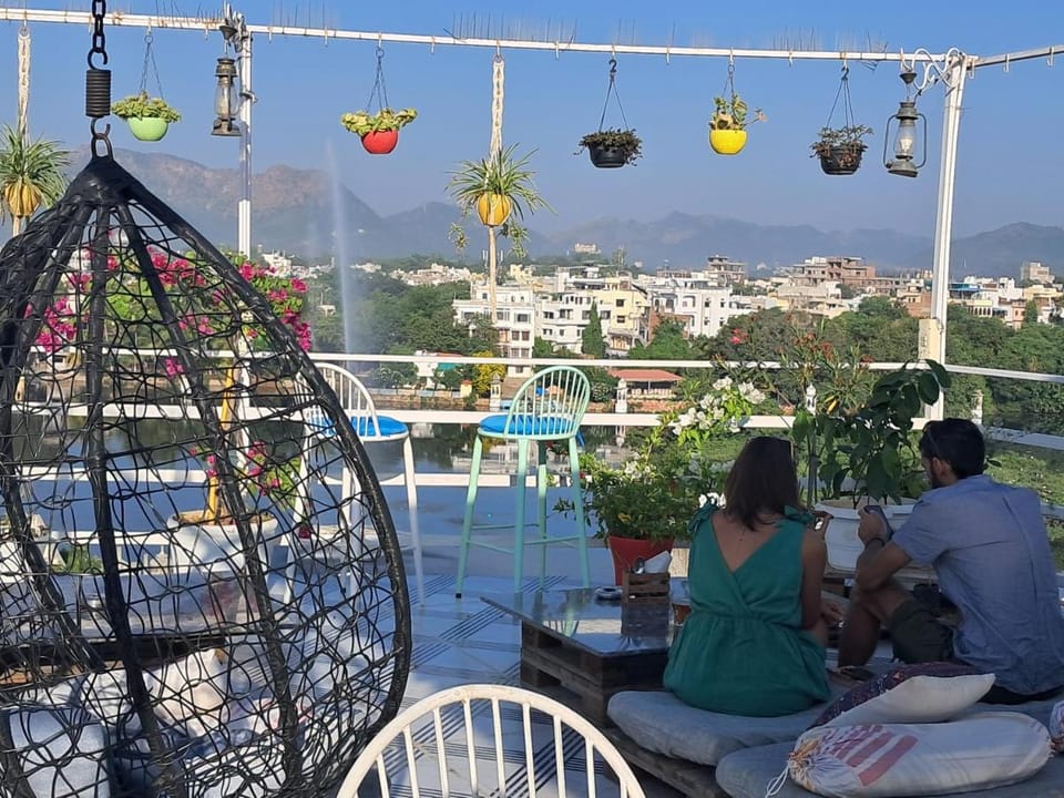 Raahi Backpacker's Hostel- Lake View Hostel in Udaipur