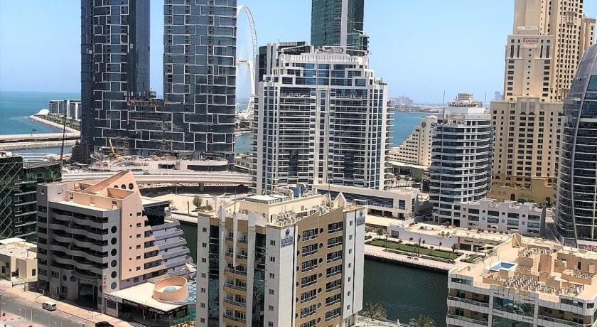 Gorgeous 1 bedroom with balcony in Dubai Marina Vacation rental in Dubai