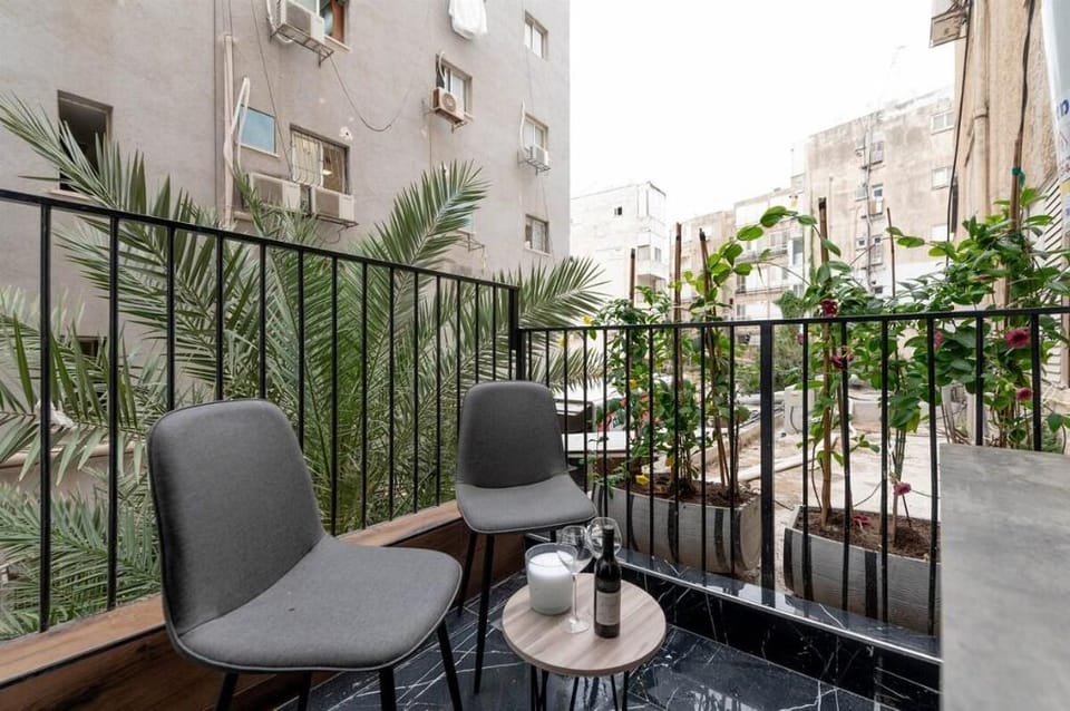 black suite Vacation rental in Netanya