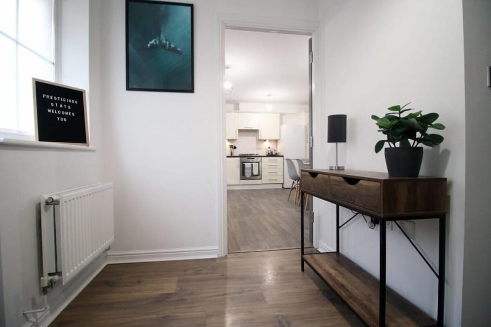 Five bed house with terrace by Prestigious Stays Vacation rental in Swindon