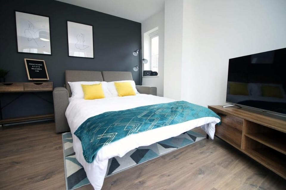Five bed house with terrace by Prestigious Stays Vacation rental in Swindon