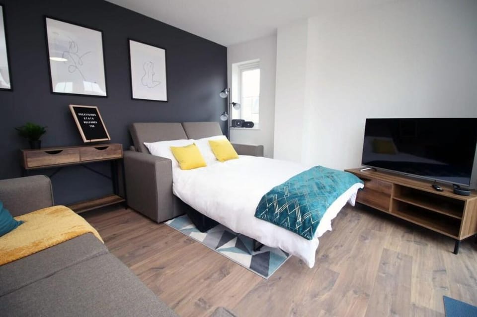 Five bed house with terrace by Prestigious Stays Vacation rental in Swindon