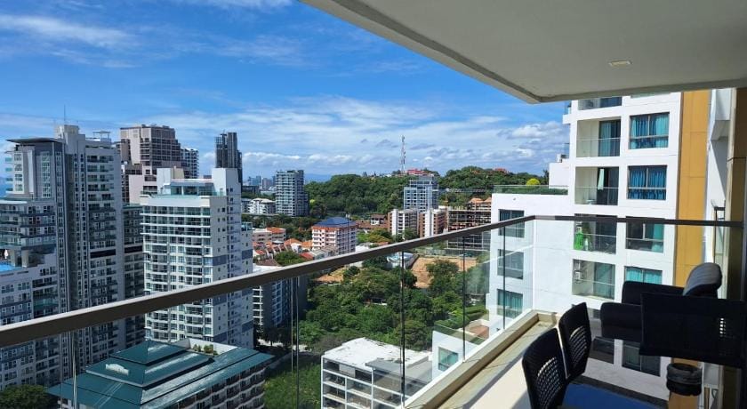 The Peak Towers sea view apartments, soi Kasetsin Apartment in Pattaya City