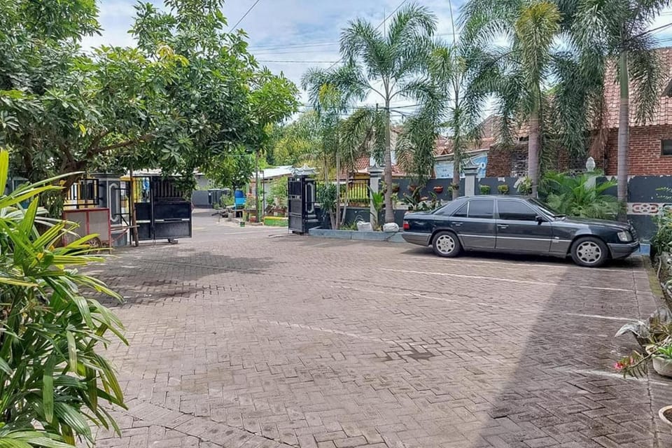 Icha Homestay near Terminal Purabaya Madiun Hotel in East Java