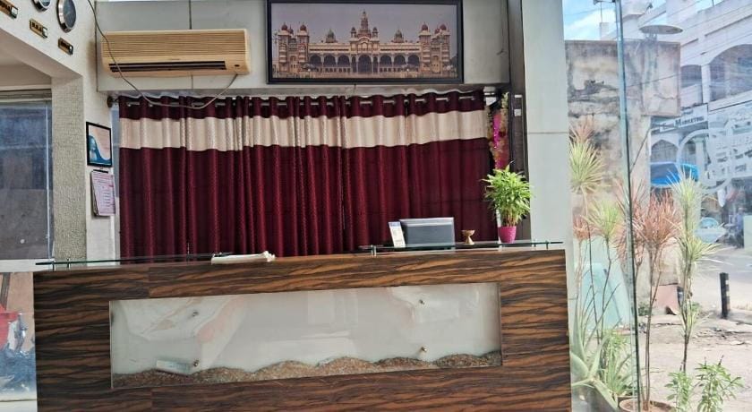 OYO Flagship 8281 Aj Palace Hotel in Mysuru
