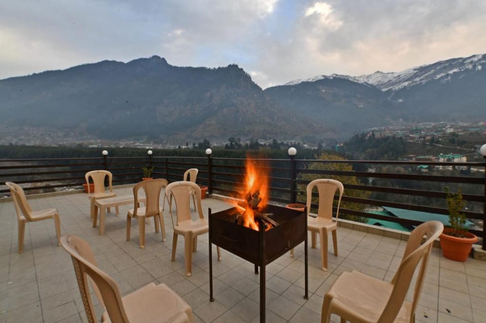 Lotus Inn Rohtang View Hotel in Manali