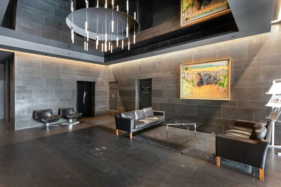 A Stylish 2BR Apt with City Views in Southbank Vacation rental in Southbank