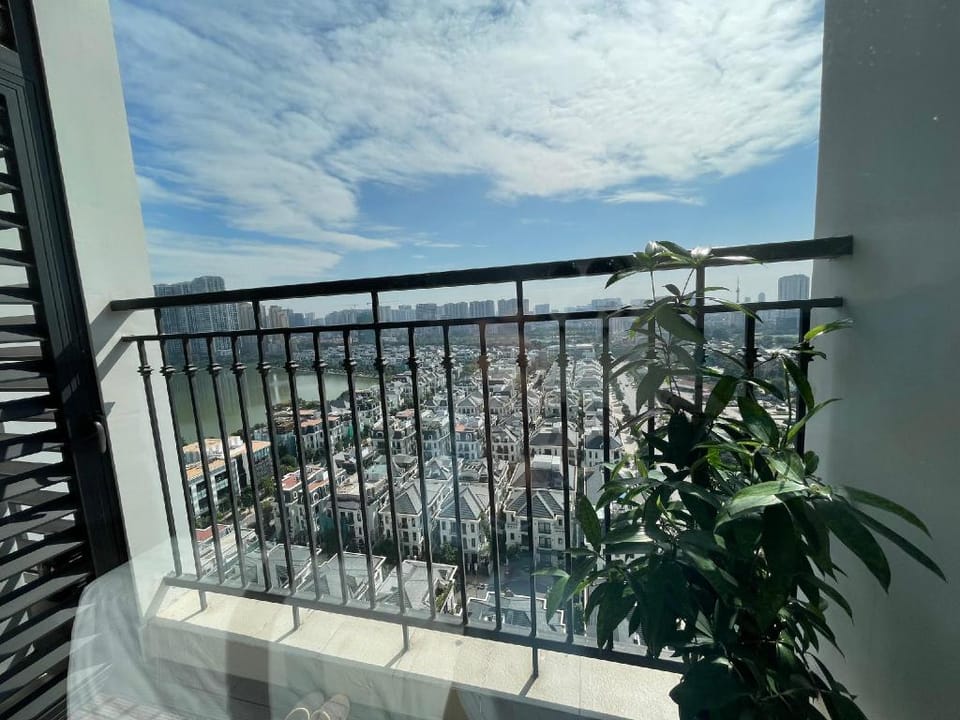 GAVI 30 Vinhome Green Bay Me Tri Ha Noi Lake View Apartment in Laos