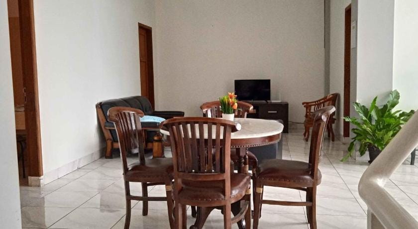 Guest House Pinarak 2 Syariah near GOR Satria Purwokerto Mitra RedDoorz Hotel in Indonesia