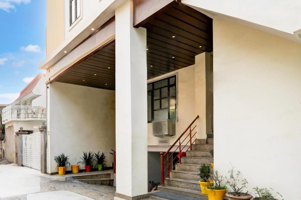 Super Hotel O Indira Nagar Hotel in Lucknow
