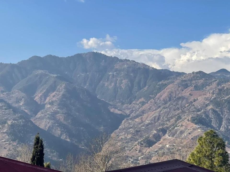 Zaha Home: The Retreat, Bhurban; 2br family place Apartment in Punjab
