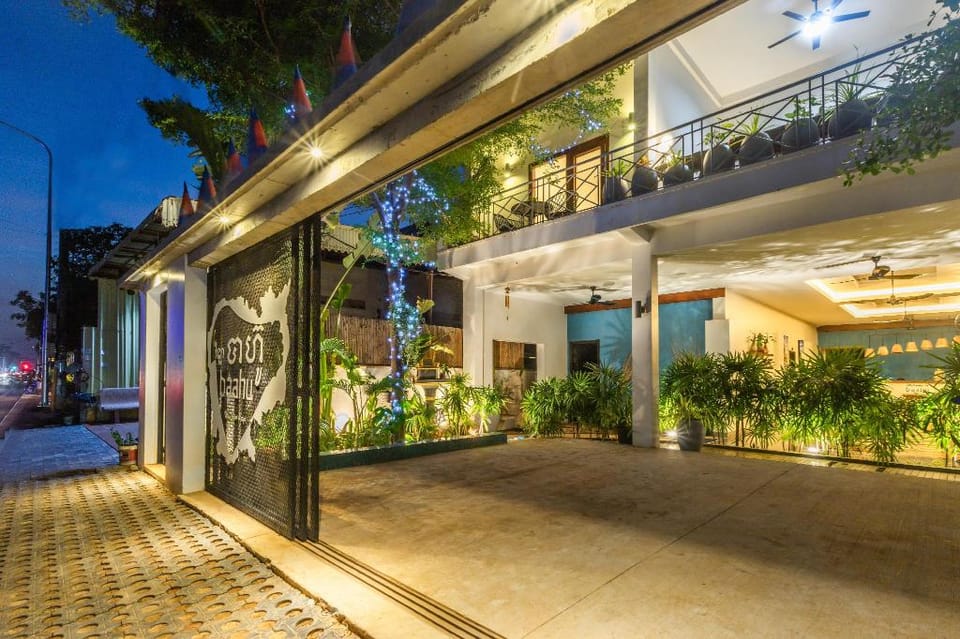Three-Bedrooms Family Suite, 2 mins to Pub Street Apartment in Krong Siem Reap