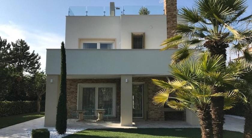 Beautiful Modern Villa In Isola Albarella Hotel in Isola Albarella