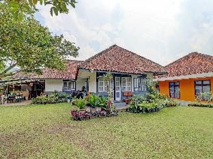 OYO Homes 90850 Cibeunying Eco Tourism Homestay Cibodas Maribaya 2 Vacation rental in Lembang
