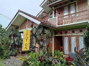 OYO Homes 90850 Cibeunying Eco Tourism Homestay Cibodas Maribaya 2 Vacation rental in Lembang
