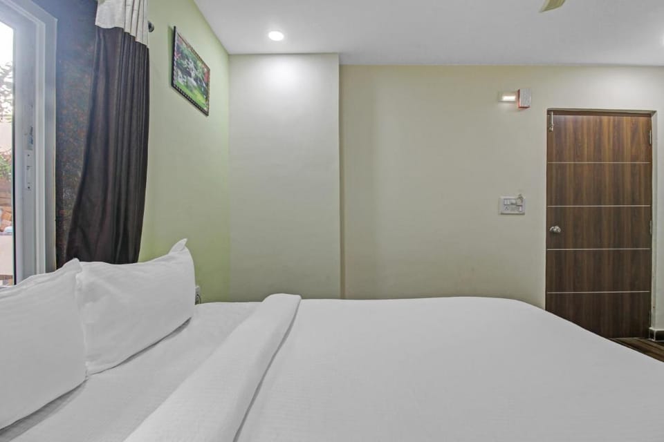 Hotel O SKS Grand Luxury Rooms near by Nagole x Road and Bandlaguda Hotel in Hyderabad