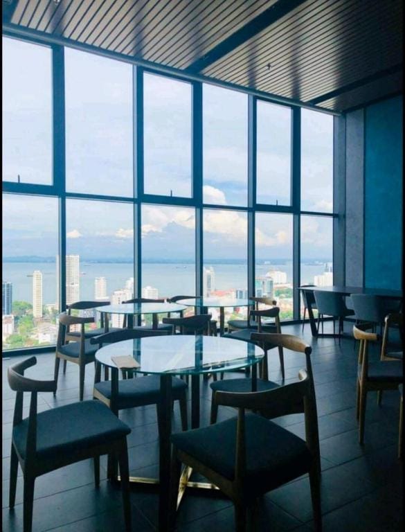 Tropicana 218 Seaview 1bedroom 2-6pax 2Carpark  Vacation rental in George Town