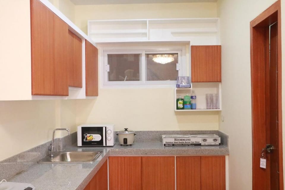 Anicia Guesthouse with 8 Bedrooms Apartment in Paranaque