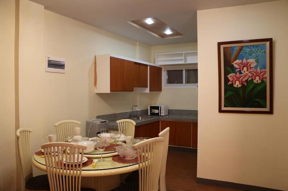 Anicia Guesthouse with 8 Bedrooms Apartment in Paranaque