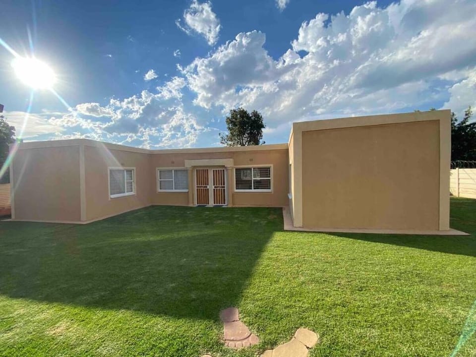 Beautiful quiet 2 bedroom guest house, free Wi-Fi Apartment in Johannesburg