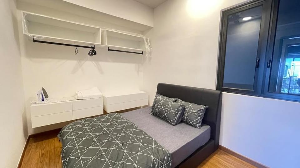 NEW Beacon Executive Suite - City View - By IZ Vacation rental in George Town