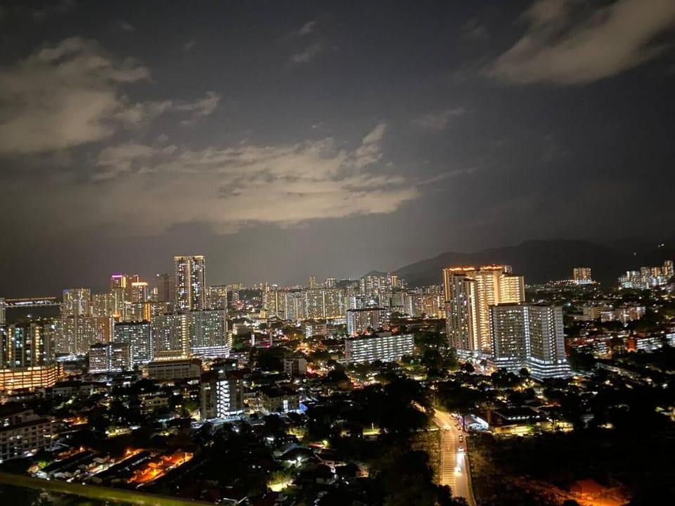 NEW Beacon Executive Suite - City View - By IZ Vacation rental in George Town