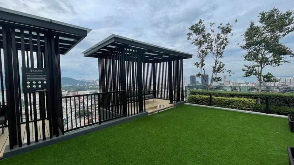 NEW Beacon Executive Suite - City View - By IZ Vacation rental in George Town