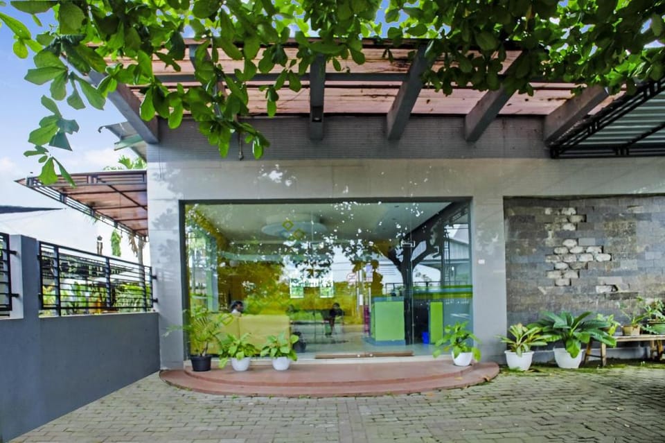 OYO 90863 Omah Kost Syariah Hotel in East Java