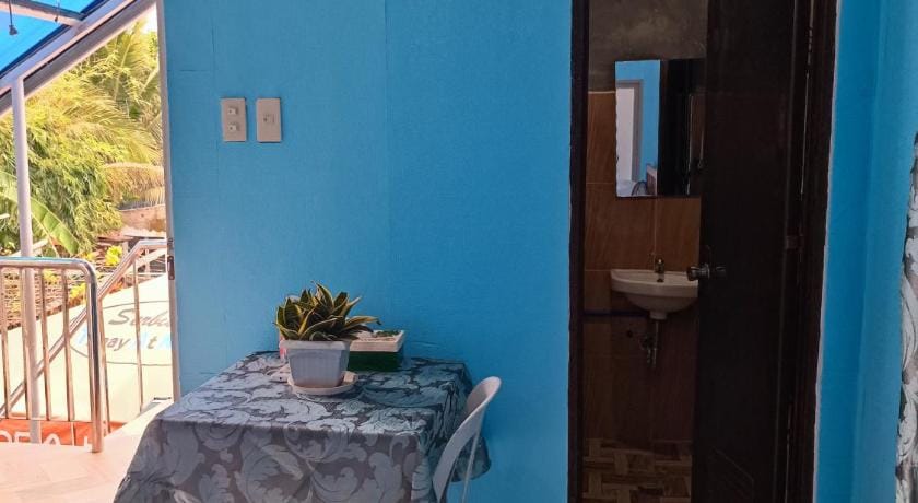 ANNI'S BEACH HOUSE Bed and Breakfast in Calabarzon