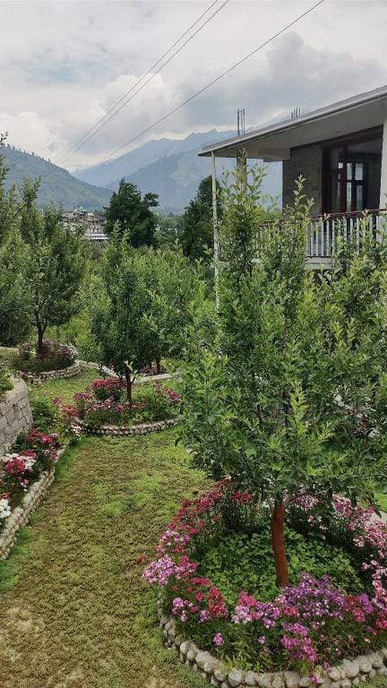 Whitehouse Hotel in Manali