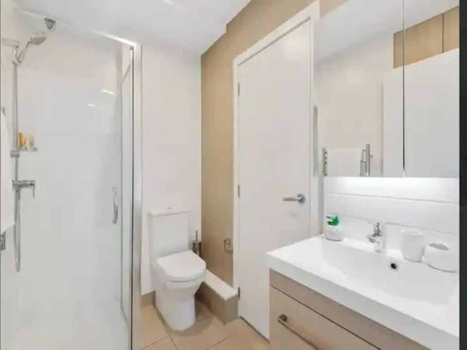Sky Tower Views 2 Bed 2 Bath CBD Zodiak Stays Apartment in Auckland