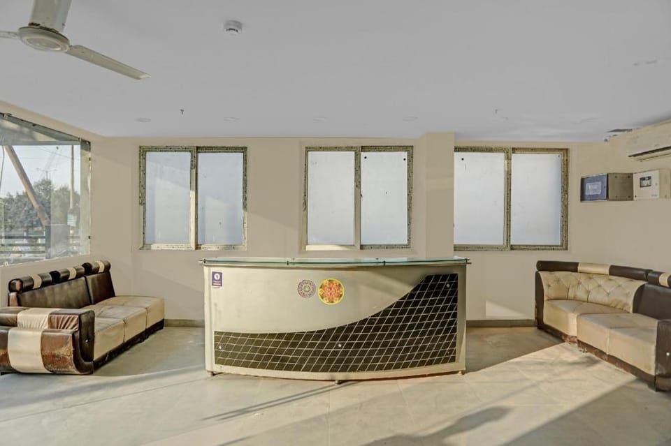 Super Townhouse Crystal Leaf Hotel in Noida