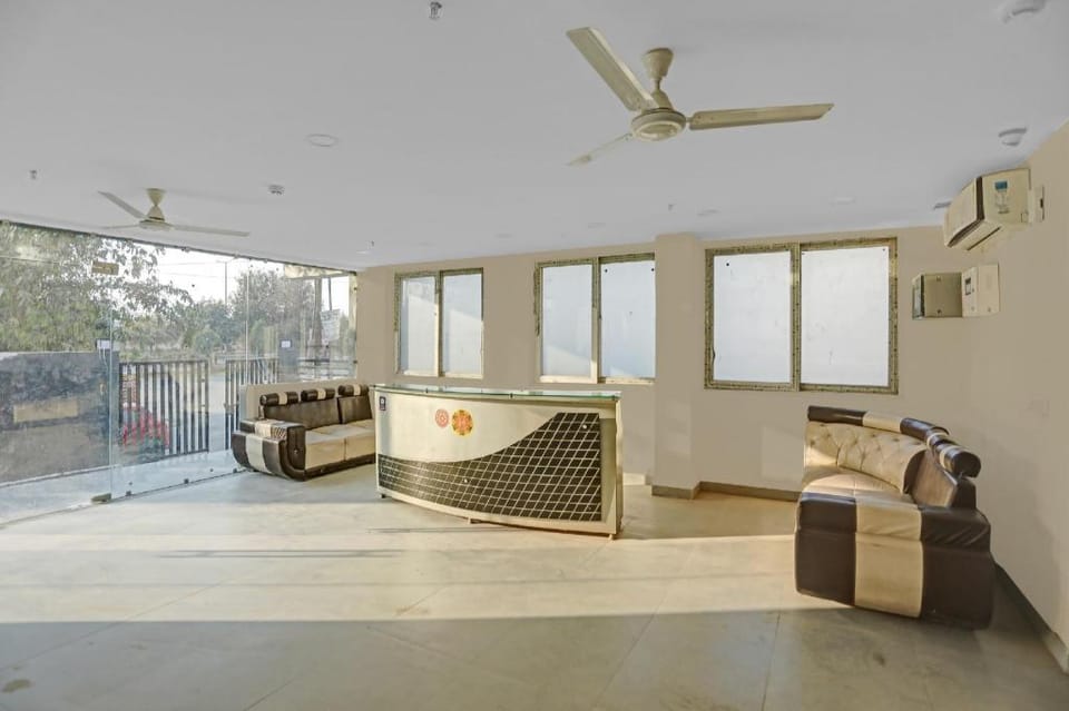 Super Townhouse Crystal Leaf Hotel in Noida