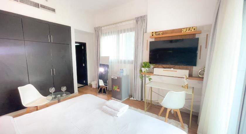 Luxury Private Room with Marina view- Close Metro. Apartment in Dubai