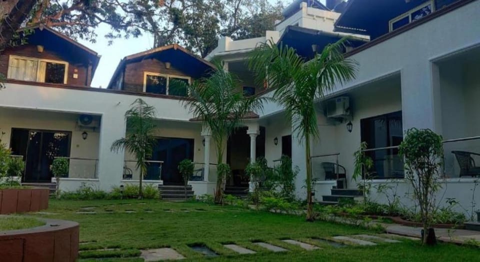 AMAZING WOODEN COTTAGES WITH POOL - 5MINS BEACH Apartment in Mandrem