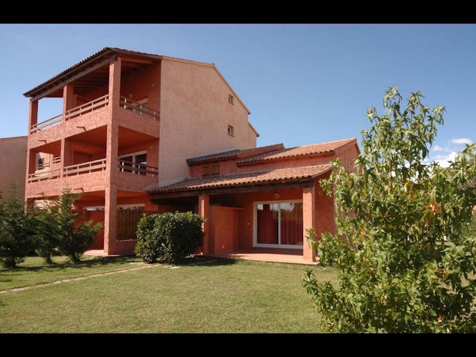 Seaside apartment with 3 bedrooms 2 bathrooms sofa bed in the living room Apartment in Ghisonaccia