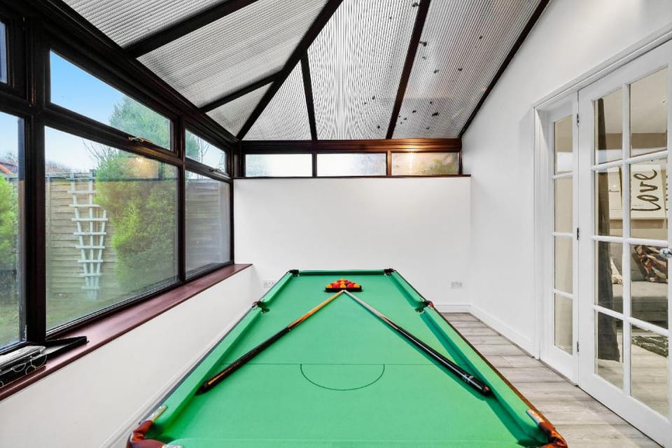 Cosy House - Free Parking,  Pool Table, Smart TV  Vacation rental in Aylesbury Vale