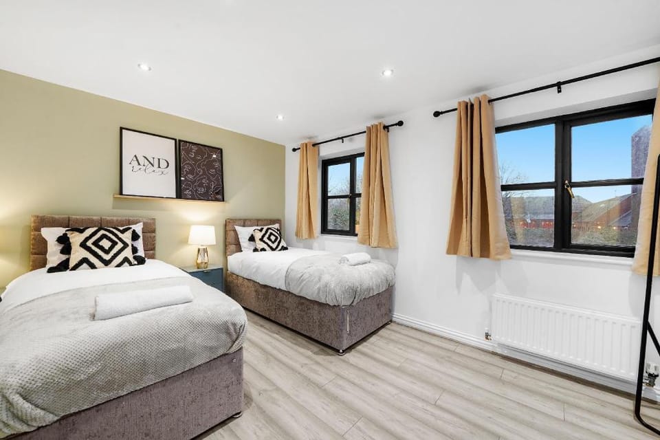 Cosy House - Free Parking,  Pool Table, Smart TV  Vacation rental in Aylesbury Vale