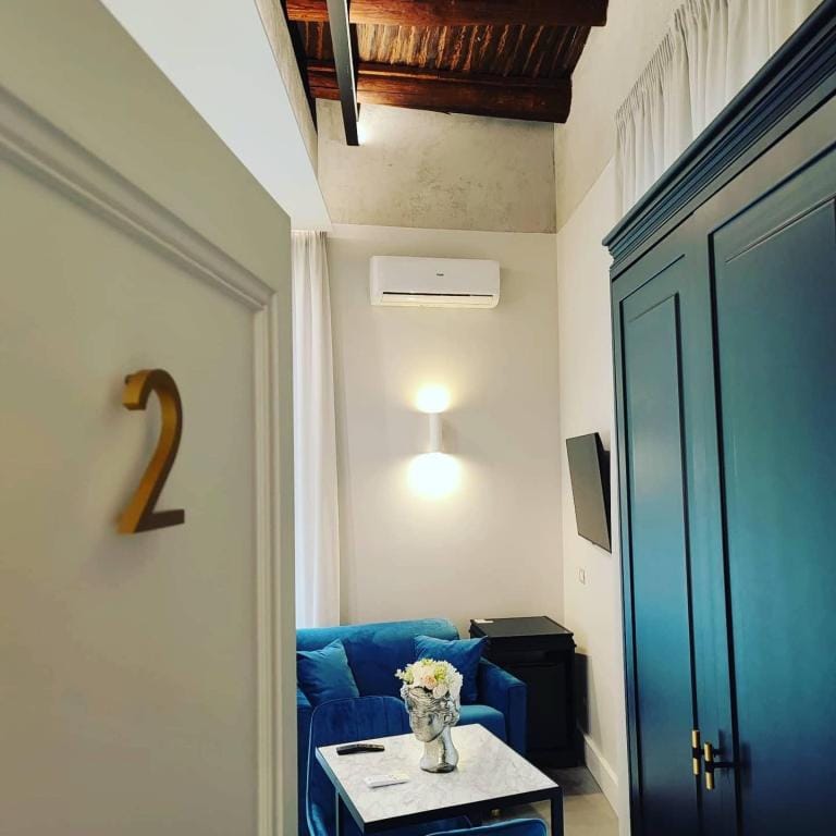 Stanza 2 – Tripla De Luxe Apartment in Naples