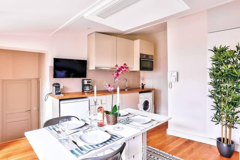 B 368 - TERASSE PERLE RARE - Quartier Latin Apartment in Paris